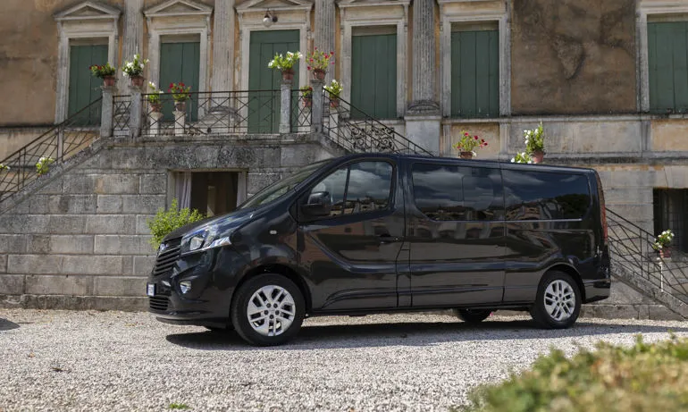 Noleggio Pulmino 9 Posti Opel Vivaro 